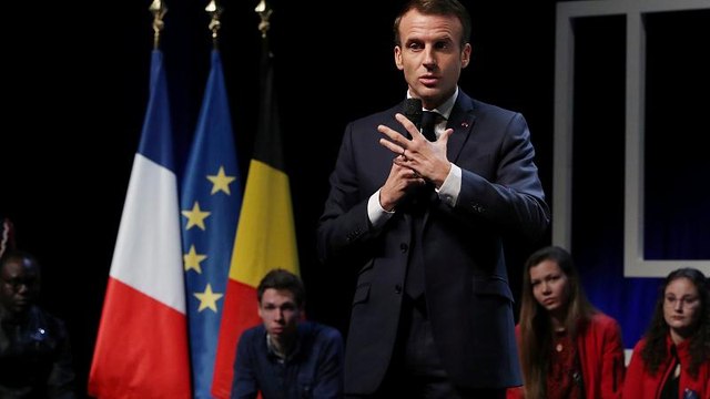 Emmanuel Macron débat avec des étudiants belges