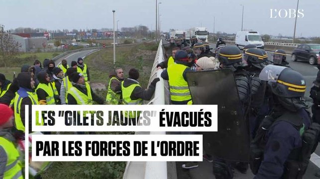Ronds-points, autoroutes, dépôts de carburants... Les gilets jaunes délogés par la police