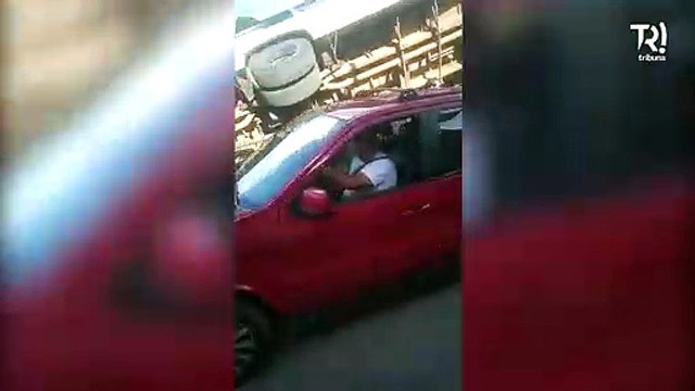 Ônibus perde o controle e capota sobre uma casa na Grande Curitiba