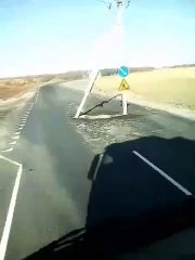 Ce poteau électrique se trouve au milieu de la route... Un peu dangereux non?!