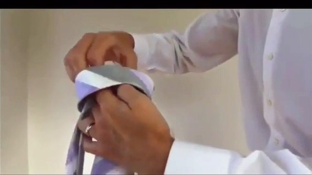 Voilà comment on noue une cravate en quelques secondes - Technique ultra rapide
