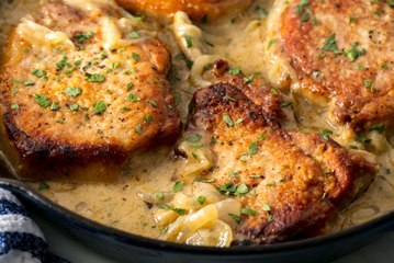 Smothered Pork Chops Are Way Better Than A Boyfriend