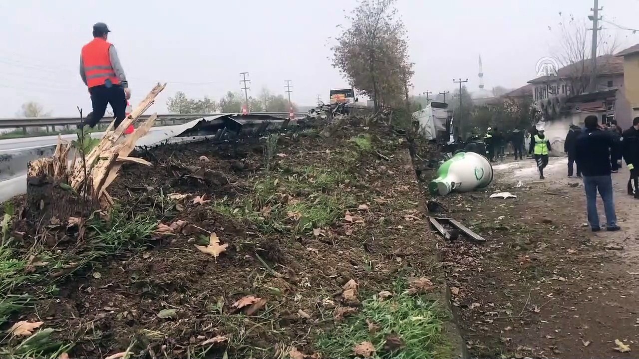 Rotu çıkan tır devrildi - KOCAELİ