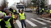Besançon : les gilets jaunes laissent sortir un véhicule par heure du dépôt Easydis, qui alimente les supermarchés Casino de la région