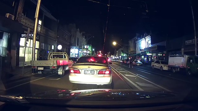 Un cycliste percute violemment une piétonne qui ne regarde pas avant de traverser