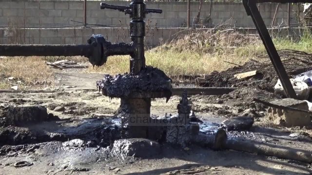 Të jetosh mes naftës! Kuçovë, puset në oborre ndotin mjedisin - Top Channel Albania - News - Lajme