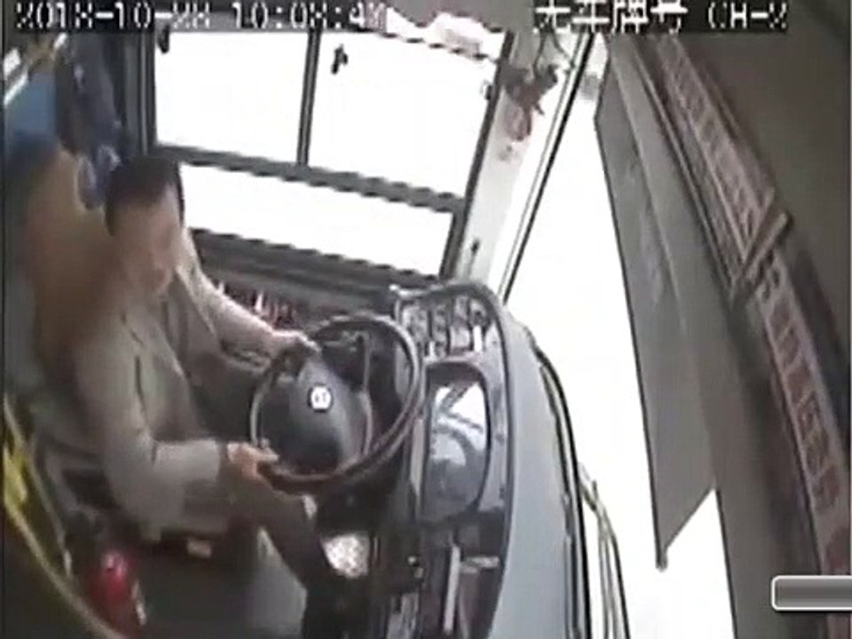 Une femme gifle le chauffeur causant la mort d'au moins 13 personnes dans un horrible accident