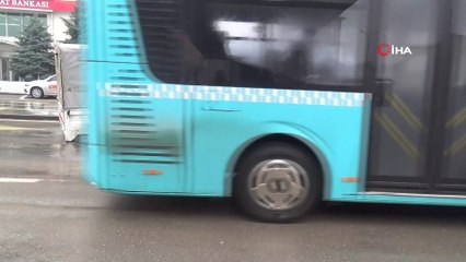 Köy minibüsünün römorkundan fırlayan tekerlek korku saçtı