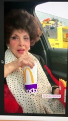 Gina Lollobrigida 'beve' le patatine sui social, l'imperdibile video