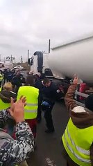 Les CRS déposent les casques.