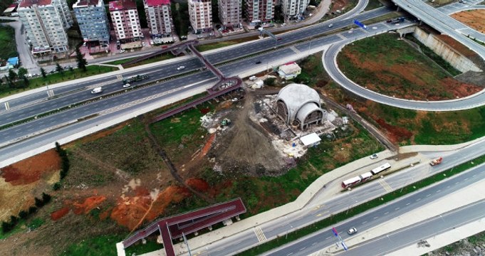 İki Yol Ortasındaki Cami Dikkat Çekiyor