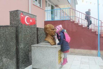 Her sabah sınıfa Atatürk'ün büstünü öperek giriyor