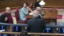 El momento en que el diputado de ERC Jordi Salvador escupe a Josep Borrell