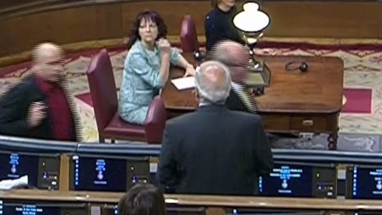 El momento en que el diputado de ERC Jordi Salvador escupe a Josep Borrell