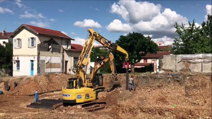 Pelle à chenille KOMATSU PC228 us avec matériel vibreur haute fréquence DAWSON PAJOT  EMV 300