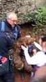 Des pompiers sauvent un chien coincé dans un tuyau
