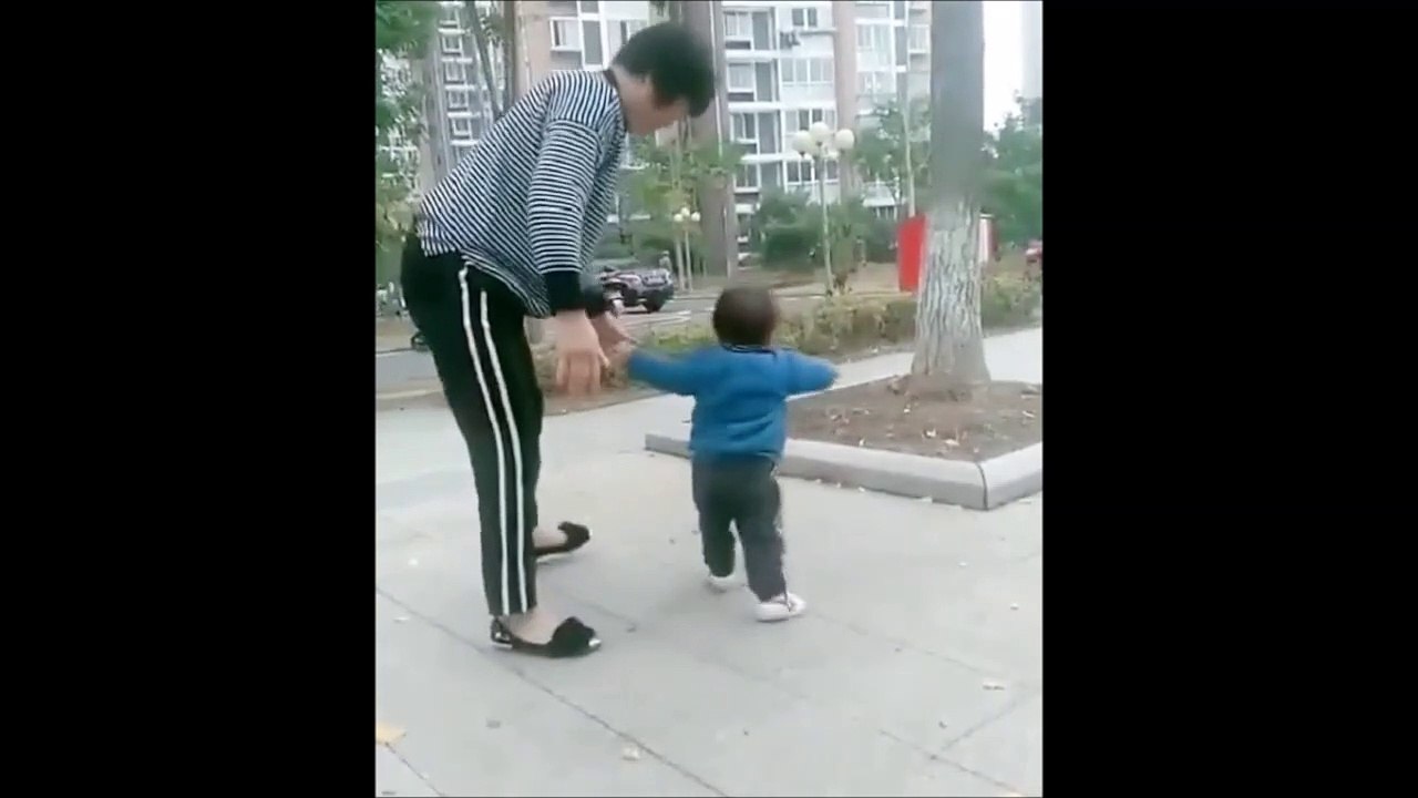 Réflexe surhumain de cette mamie qui sauve ce bébé... Joli