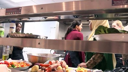 Meghan cooks with Grenfell survivors at community kitchen