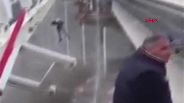 Kirişin Yıkılması Sonucu İşçi Havada Asılı Kaldı
