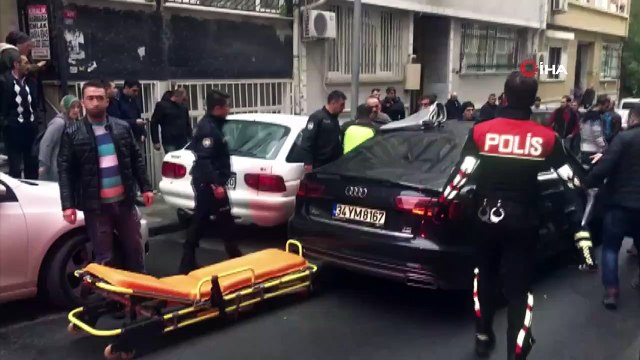 - Şişli'de lüks otomobile silahlı saldırı düzenlendi. Otomobilde bulunan bir kişi ağır yaralandı. Olay yerine çok sayıda polis ekibi sevk edildi. Yaralı şahıs, sağlık ekipleri tarafından hastaneye kaldırıldı