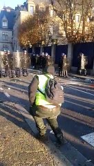 Un Gilet Jaune reçoit un tir de flashball en plein visage