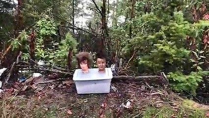 Un homme tire sur des explosifs dans une forêt