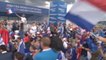 Suporter Prancis Berjalan dan Bernyanyi Bersama Menuju Stadion Nizhny Novgorod