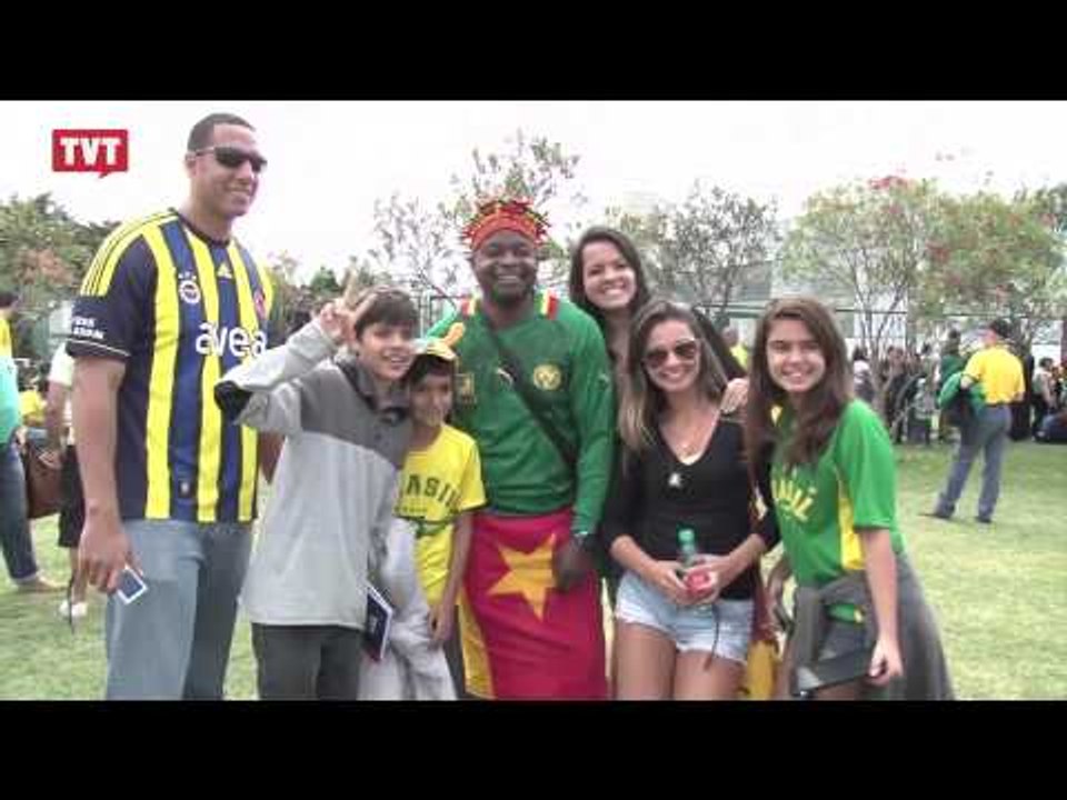 Torcedores levam festa à concentração da seleção brasileira, em Brasília