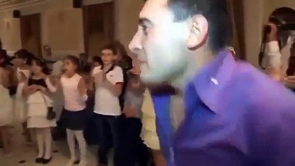 بنت تستفز العروس بحركات رقصها إلي مبالغ فيها!!! بصراحة العروس لو انجلطت مابلومها!!