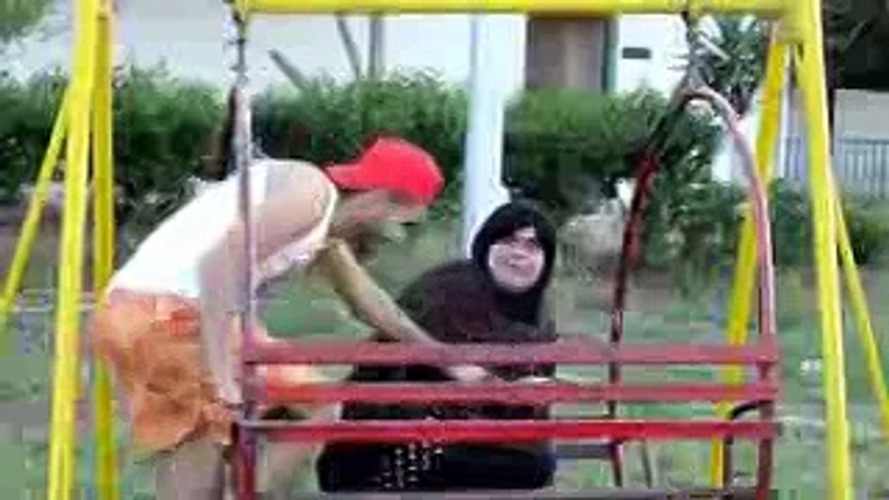 شوفوا شو بيصير بالشب لما بيطلع مع بنت حلوة ولما بيطلع مع بنت بشعة.... فيديوووو رهيب