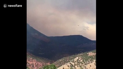 Dramatic footage captures plane dropping retardant to control Colorado fire