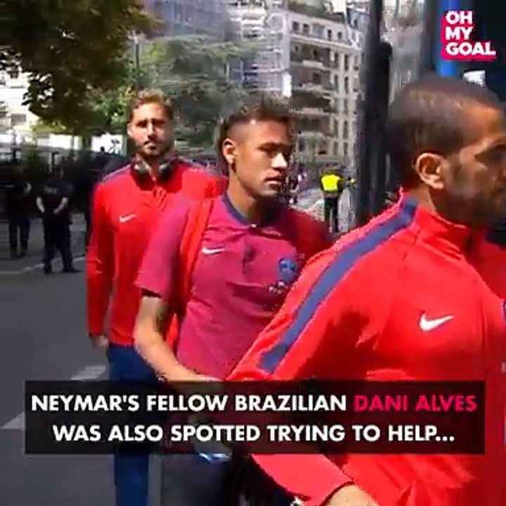 Neymar and Cavani had to be kept apart after dress