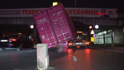 Tır Unkapanı Köprüsü'ne Sıkıştı