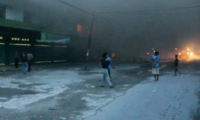 Sekolompok Warga Bakar Toko Miras di Kota Timika