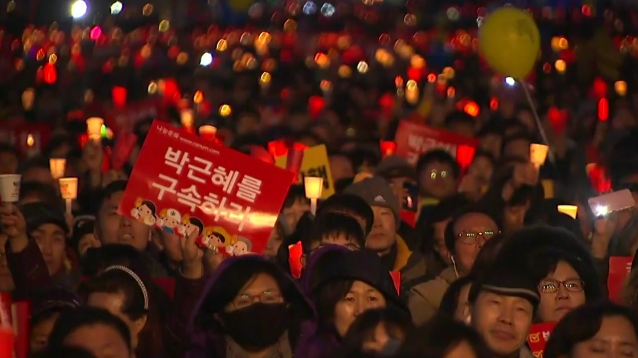 평화로운 촛불에 '발포'...탄핵 전 계엄령 준비한 軍 / YTN