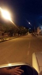 Homem dando fuga em minimoto