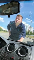 Un père détruit les vitres d'une voiture pour récupérer sa fille