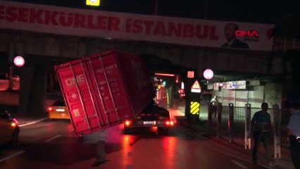 Unkapanı Köprüsü’ne sıkışan TIR’ın dorsesi yan yattı