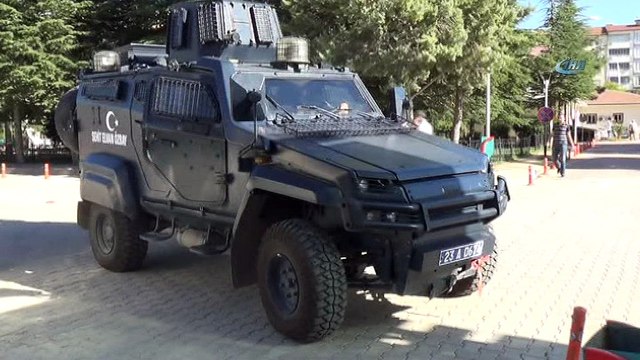 - İstanbul Cumhuriyet Başsavcılığınca FETÖ’nün mahrem imamlarıyla ankesörlü telefonlar üzerinden irtibat kurdukları tespit edilen çoğu muvazzaf 271 asker hakkında gözaltı kararı verildi. Alınan karar doğrultusunda sabah saatlerinde 48 ilde