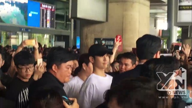 Jung Hae In tại sân bay Tân sơn nhất 2