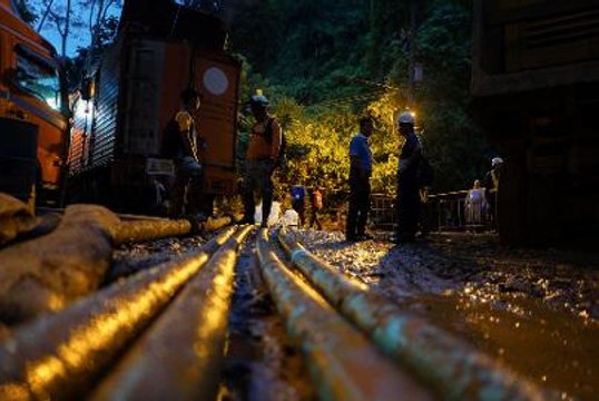 Thai rescue diver dies after falling unconcious at cave where boys await rescue