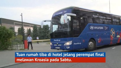 Fans Rusia Sambut Pemain di Hotel