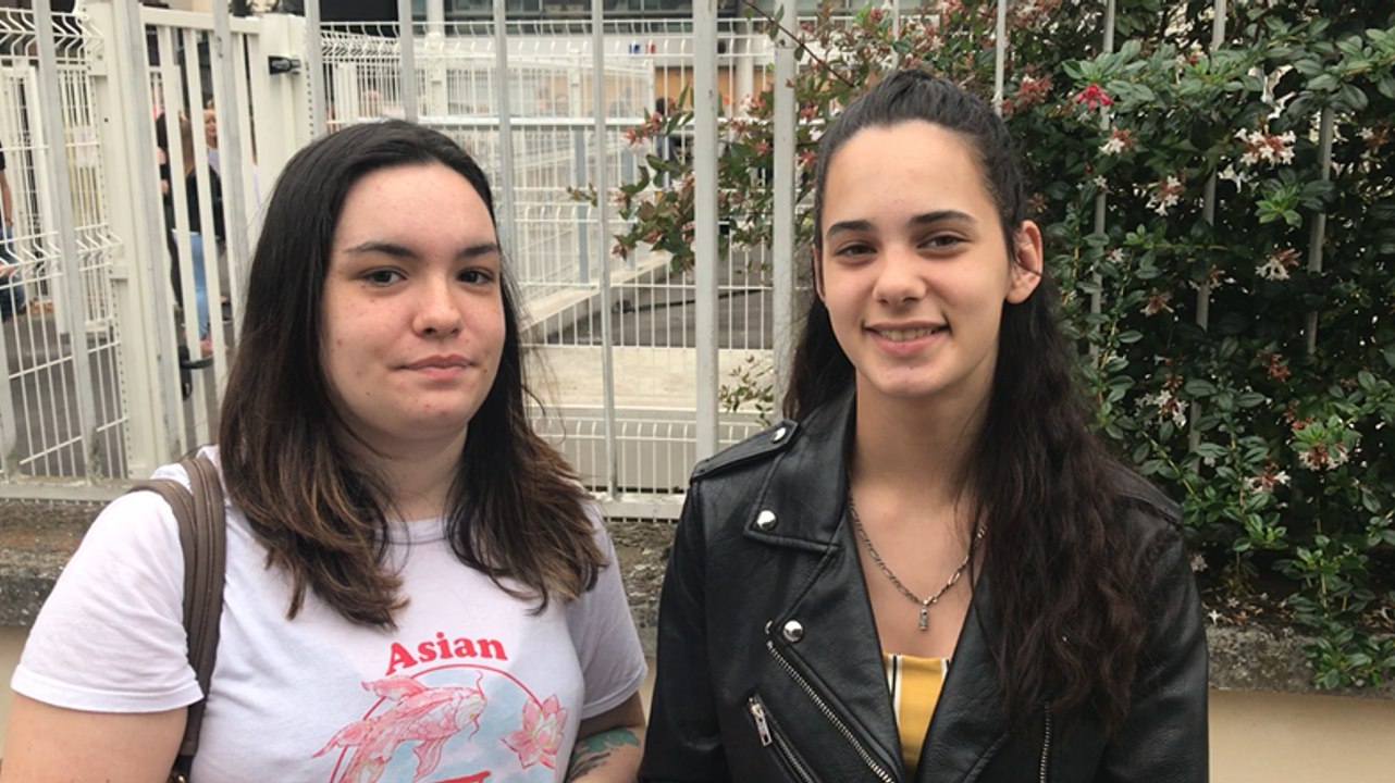 Justine et Marie témoignent devant le lycée Léonard de Vinci