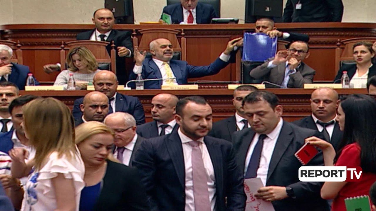 Shumica miraton ligjin për teatrin, opozita bllokon foltoren dhe gjuan me kartonë Ramën