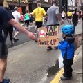 Un enfant redonne de l’énergie à des marathoniens avec une p