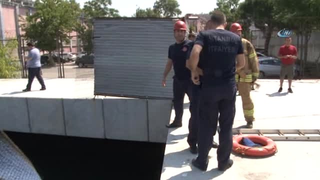 Kadıköy'de Bir Genç Denize Düştü, Arama Çalışmaları Devam Ediyor