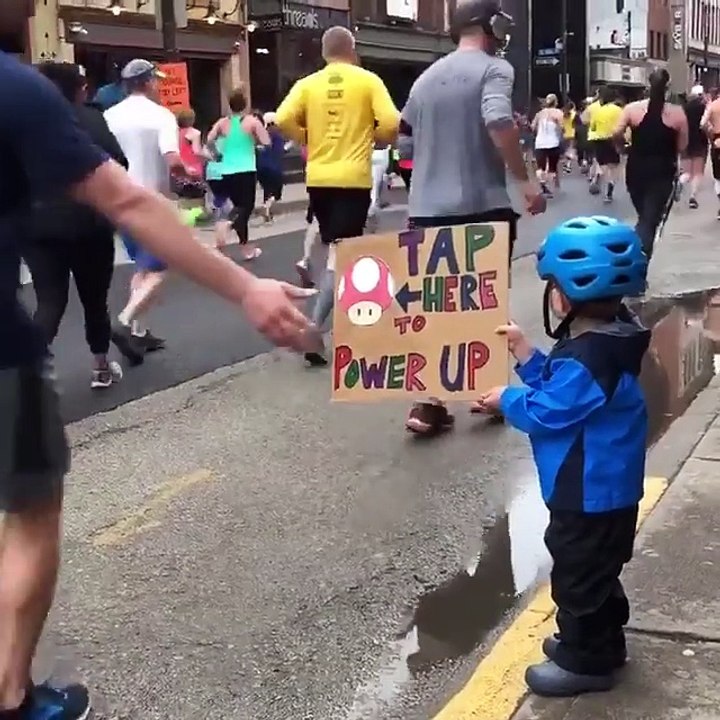 Un enfant redonne de l’énergie à des marathoniens avec une pancarte
