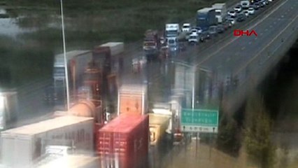 TEM'de saman yüklü kamyon devrildi. Trafik kitlendi