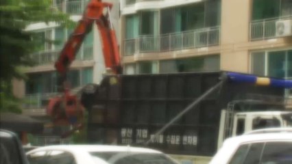 대전에서 재활용품 수거 차량에 아파트 주민 치여 숨져 / YTN