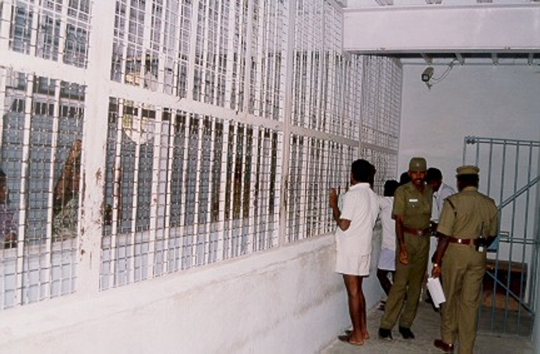 கைதிகளிடம் செல்போன்கள் அதிகாரிகள் அதிர்ச்சி- வீடியோ